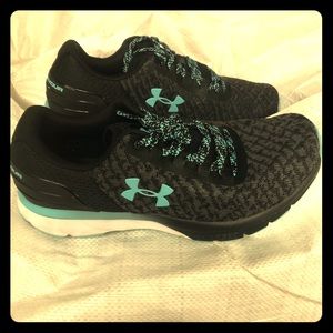 Under Armour nib 6.5 Charged Escape never worn